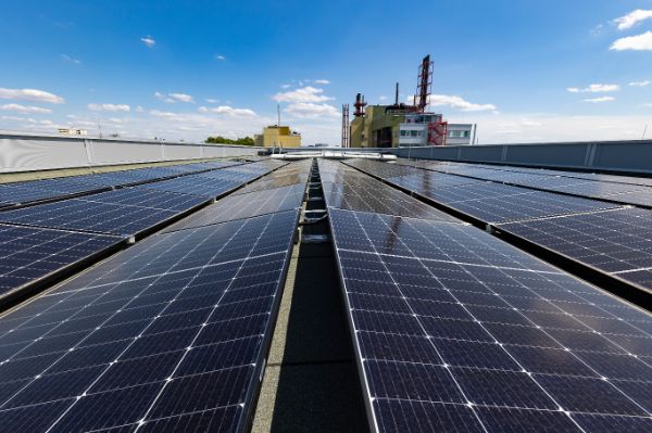 Heraeus rooftop installation of solar cells in Hanau